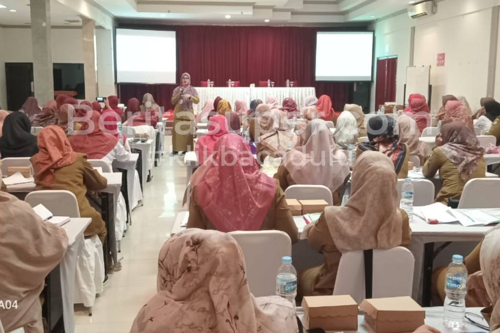 Dinkes Indramayu Gelar Seminar Peningkatan Mutu dan Kualitas Kerja Bidan Desa