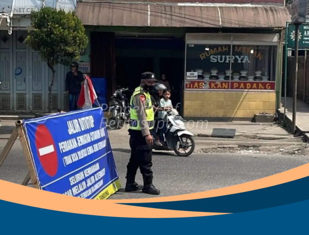 Polisi Alihkan Arus Dayeuhkolot-Baleendah, Imbas Perbaikan Jembatan Citarum Baru Petugas kepolisian mengatur lalu lintas di simpang Dayeuhkolot-Baleendah saat dilakukan pengalihan arus akibat penutupan jembatan