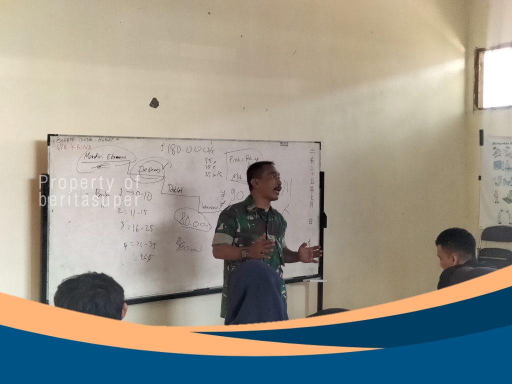 Babinsa Serka M. Saeprudin memberikan pembekalan wawasan kebangsaan kepada siswa LPK Kaina Indonesia di Gedung PGRI Sindang.