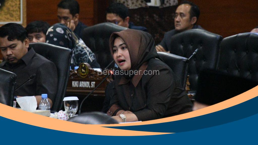 Anggi Noviah dari Fraksi PDIP memberi pernyataan di DPRD Indramayu soal surat pengosongan kantor partai oleh Pemkab.