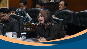 Anggi Noviah dari Fraksi PDIP memberi pernyataan di DPRD Indramayu soal surat pengosongan kantor partai oleh Pemkab.