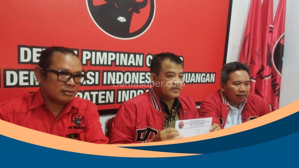 Ketua DPC PDIP Indramayu H. Sirojudin memberi pernyataan pers terkait polemik aset sekretariat partai