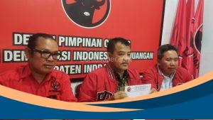 Ketua DPC PDIP Indramayu H. Sirojudin memberi pernyataan pers terkait polemik aset sekretariat partai