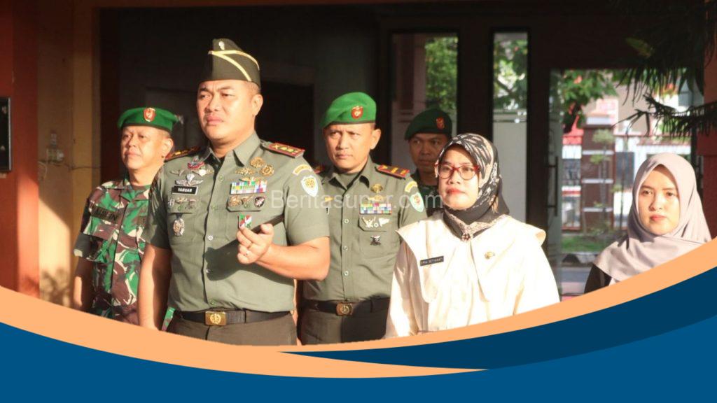 Dandim 0616/Indramayu Letkol Inf Yanuar Setyaga memberikan amanat saat pembukaan MPLS di SMA Negeri 1 Sindang, didampingi guru dan personel TNI.