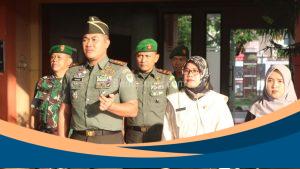 Dandim 0616/Indramayu Letkol Inf Yanuar Setyaga memberikan amanat saat pembukaan MPLS di SMA Negeri 1 Sindang, didampingi guru dan personel TNI.
