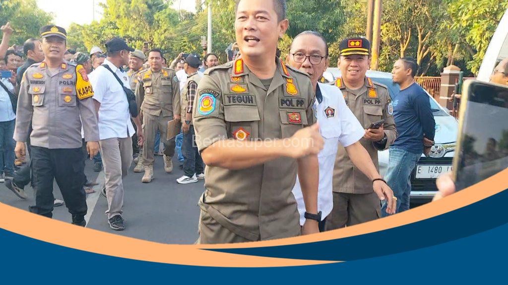 Petugas Satpol PP meninggalkan halaman Graha Pers Indramayu usai mendapat penolakan dari wartawan yang menolak pengosongan gedung tanpa bukti kepemilikan yang jelas, Jumat (18/7/2025).