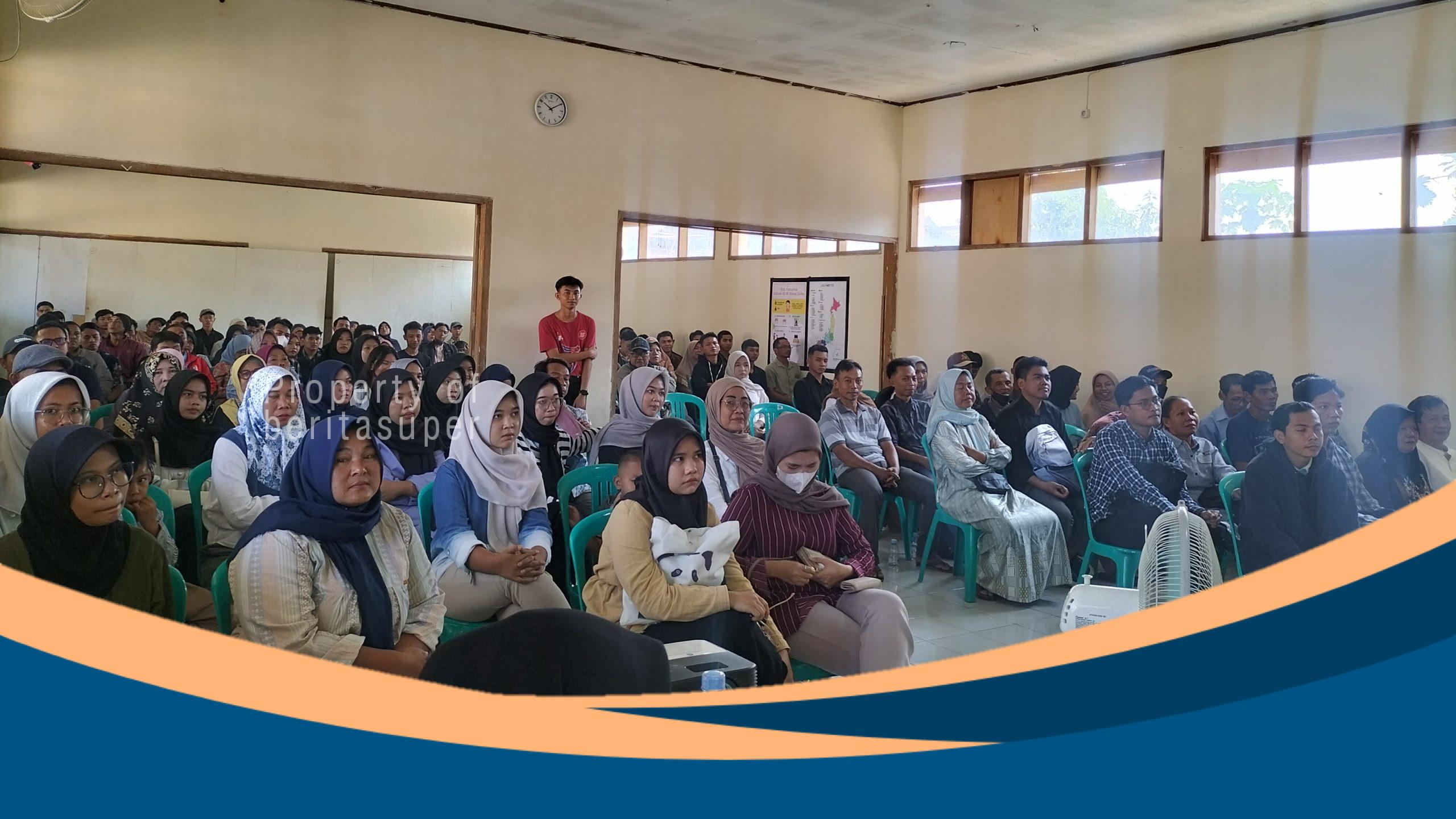 Orang tua mendampingi anaknya saat mengikuti orientasi LPK Kaina Indonesia di Gedung PGRI Sindang, Indramayu.