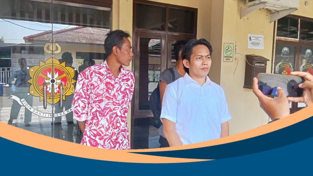 Pengacara Toni RM mendampingi Karja, ayah Putri Apriyani, membuat laporan polisi di Polres Indramayu