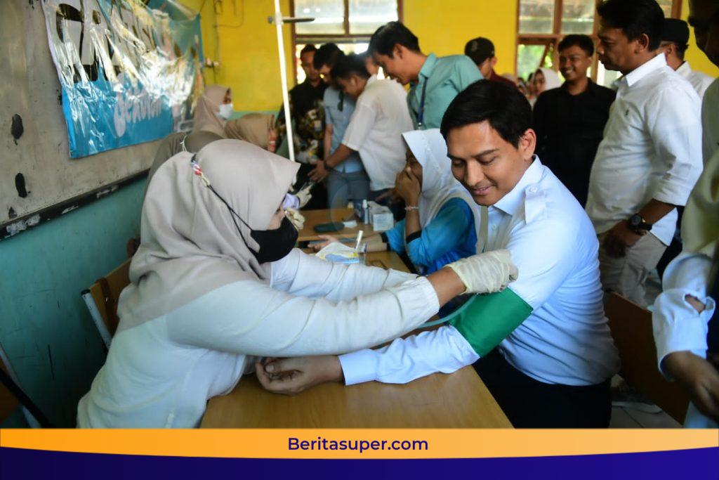Bupati Lucky Hakim ikut cek kesehatan lewat Tensi darah.
