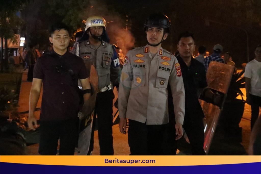 Kapolres Indramayu Pastikan Massa Aksi yang Diamankan Dipulangkan Kapolres Indramayu AKBP Mochamad Fajar Gemilang saat memberikan keterangan pers terkait aksi unjuk rasa