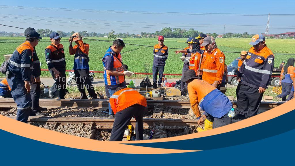 KA Argo Bromo Anggrek Anjlok di Pegaden Baru, KAI Lakukan Evakuasi dan Pemulihan Jalur Petugas KAI mengevakuasi penumpang KA Argo Bromo Anggrek yang anjlok di Stasiun Pegaden Baru.