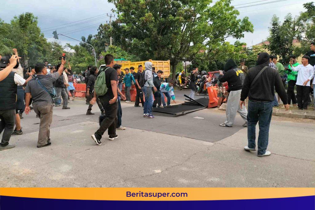 Massa aksi ricuh di depan Polres Indramayu hingga pagar rusak