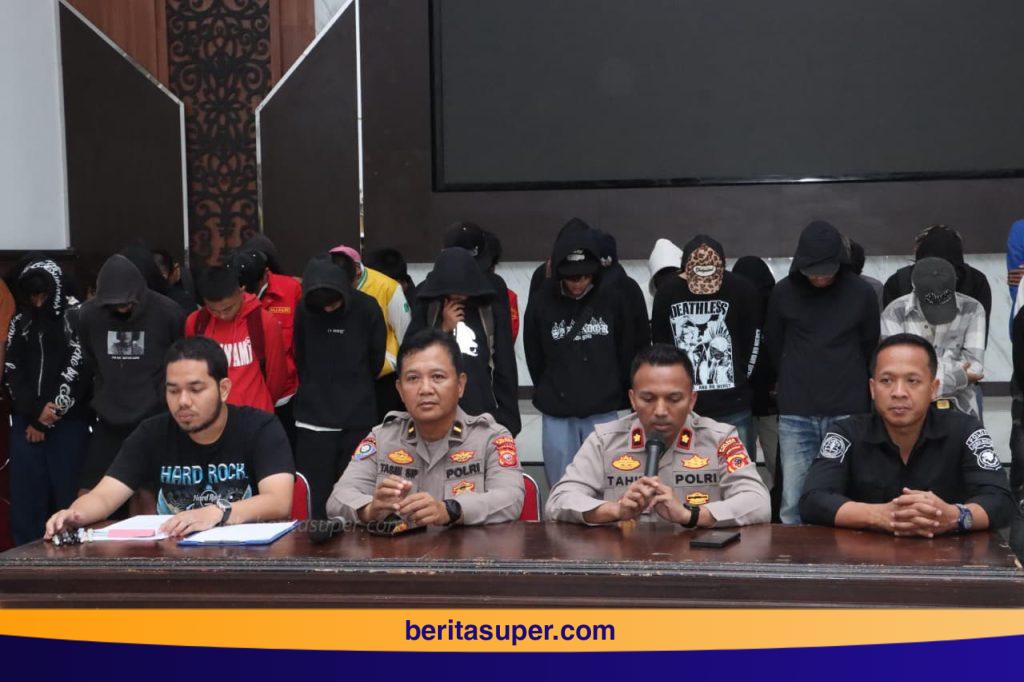 Puluhan orang tua menjemput anak-anak mereka di Mapolres Indramayu