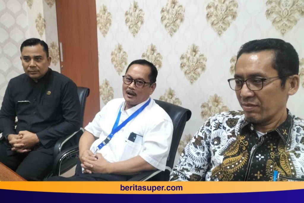 Anggota Pansel Direksi PDAM Indramayu saat memberikan penjelasan terkait tuntutan pembubaran oleh massa GMPK.