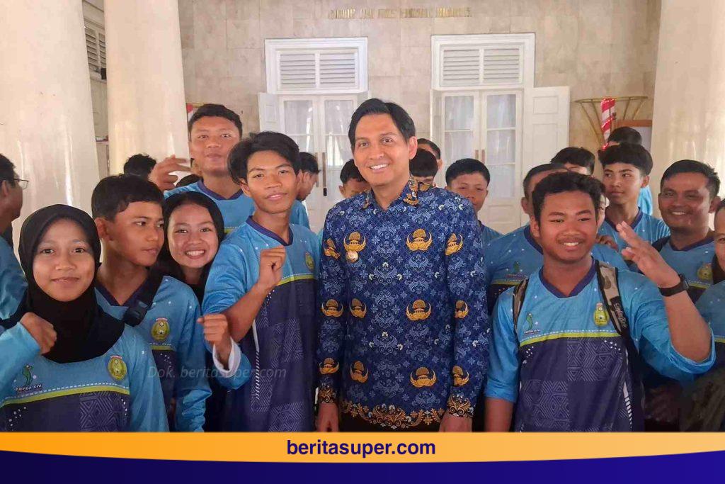 Siswa-siswi SMK Sayid Sabiq Indramayu,berfoto dengan Bupati Indramayu Lucky Hakim