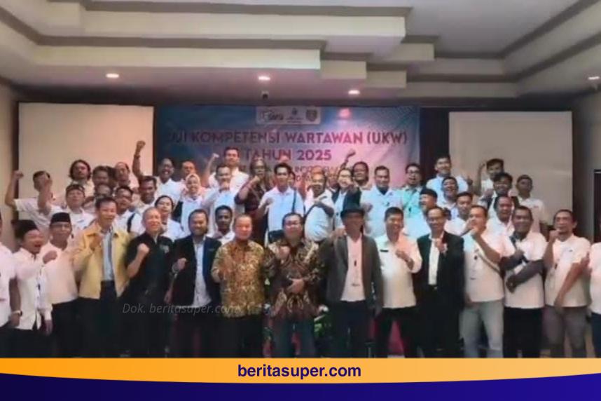 SMSI Indramayu Sukses Gelar UKW Perdana: Tingkatkan Kompetensi Wartawan Dokumentasi Foto bersama Seluruh panitia dan peserta UKW SMSI Indramayu