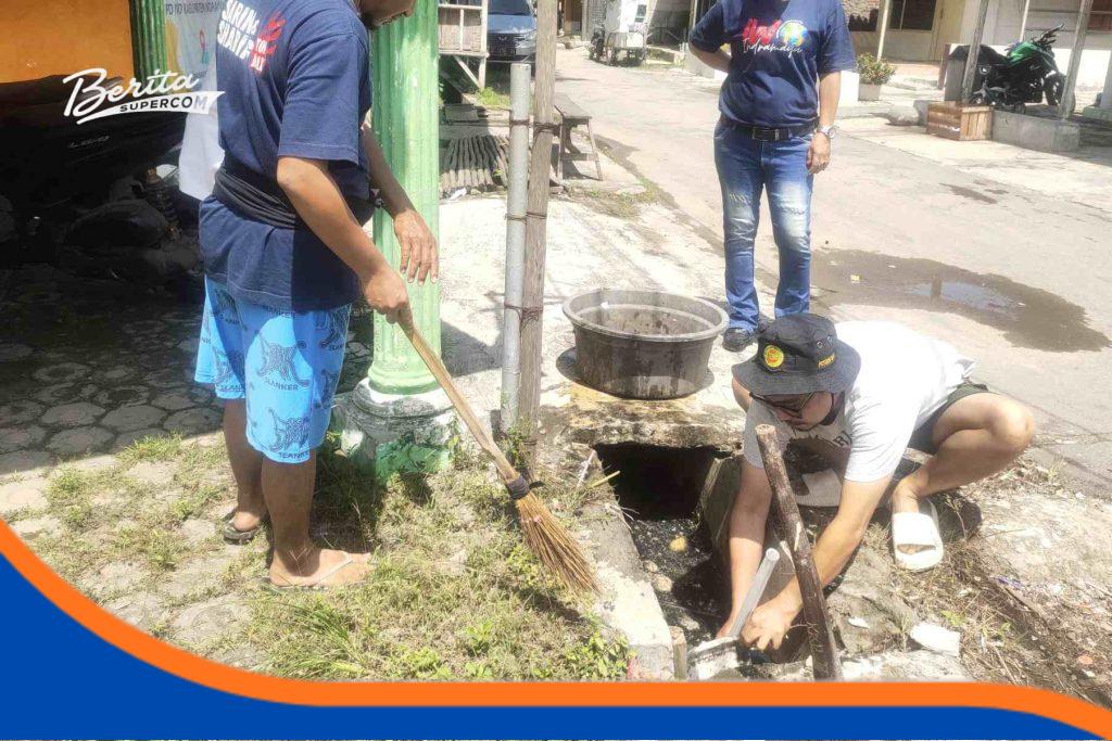 Wartawan IWO Indramayu dan warga Bojongsari bergotong royong membersihkan lingkungan sekitar sekretariat.