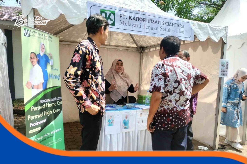 PT Kanopi Insan Sejahtera Ramaikan Job Fair Indramayu: Kesempatan Emas Sebelum Merantau ke Luar Negeri Kunjungan kabid Disnaker Indramayu, di Booth PT Kanopi Insan Sejahtera pada Job Fair Indramayu. Kamis (27/11).