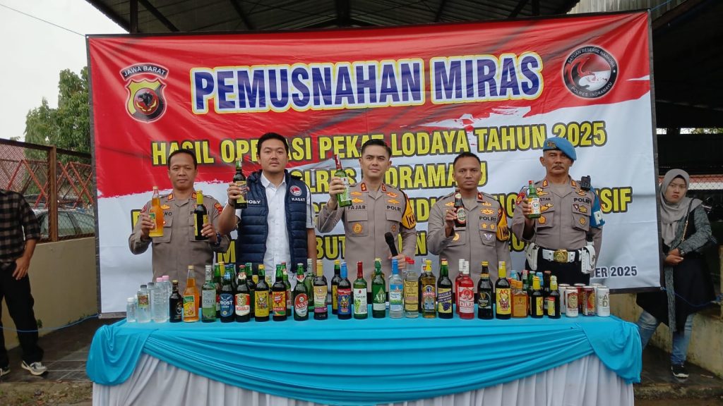 Foto: Ribuan botol minuman beralkohol dan miras tradisional hasil Operasi Pekat 2025 digilas menggunakan alat berat di Mapolres Indramayu, Rabu (31/12/2025).