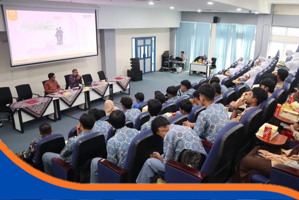 Kunjungi Polindra, Siswa MAN 1 Indramayu Termotivasi Lanjut Pendidikan Vokasi Foto: Siswa kelas XII MAN 1 Indramayu beserta guru pendamping saat mengikuti pemaparan di auditorium Politeknik Negeri Indramayu.