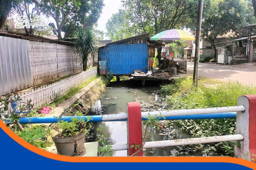 Kondisi saluran air dangkal dan keruh di sepanjang Jalan Tembaga Indramayu Kondisi saluran air di sepanjang Jalan Tembaga, Kelurahan Lemah Abang