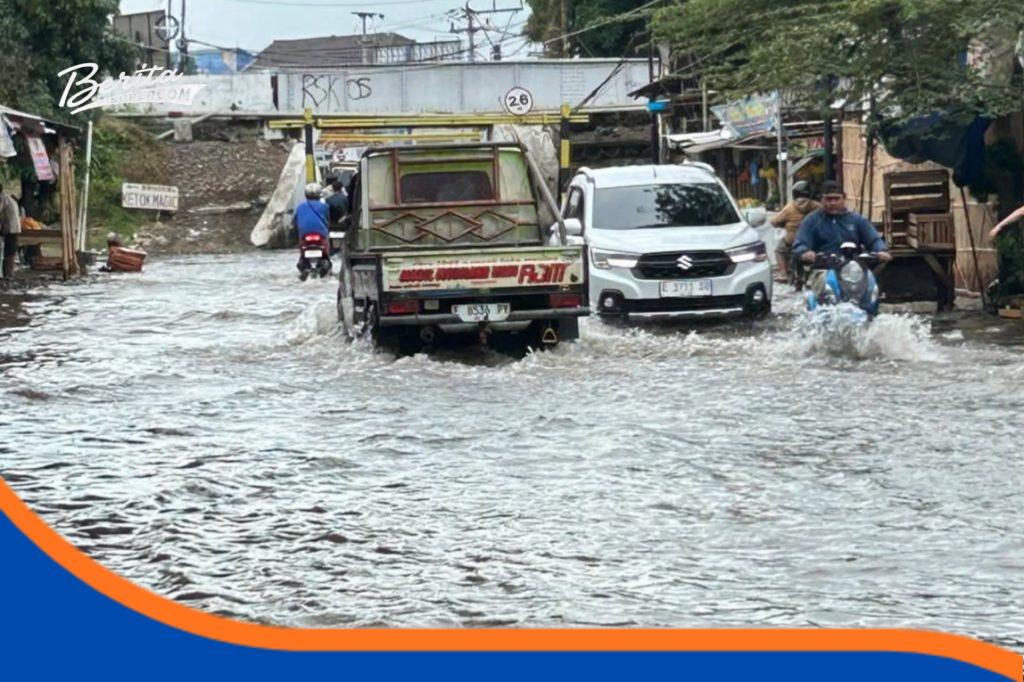 Pohon Tumbang dan Banjir Warnai Cuaca Ekstrem di Indramayu Suasana genangan air di wilayah terowongan kereta Jatibarang