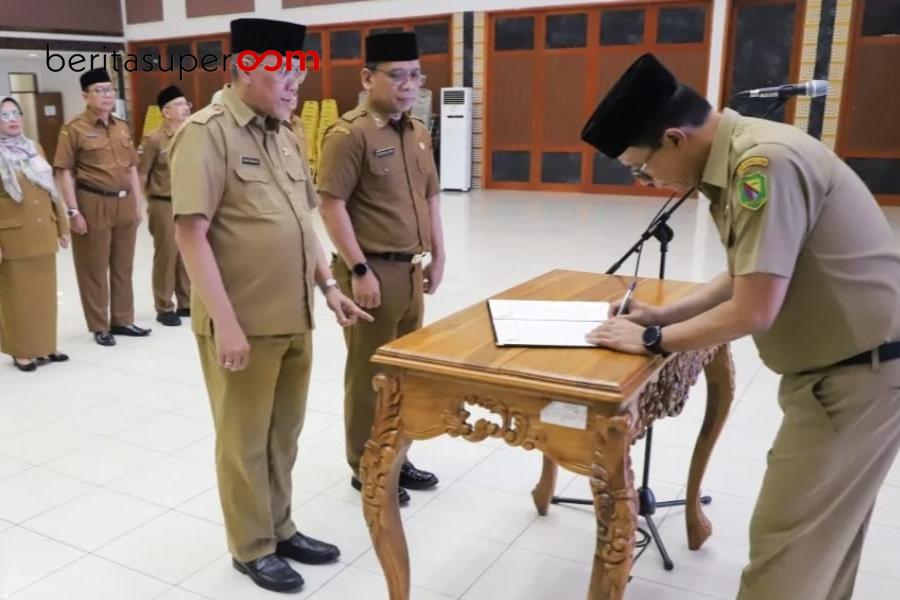 Sekda Cakra Amiyana Pimpin Sertijab Pejabat Tinggi Pratama Kabupaten Bandung Sekda Kabupaten Bandung Cakra Amiyana memimpin sertijab Pejabat Tinggi Pratama di Gedung Moch Toha Bandung