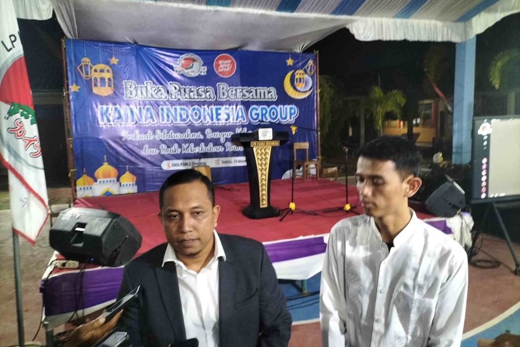 Foto Teguh adi Koesoemah putra bersama Nur Kholis saat wawancara bersama media