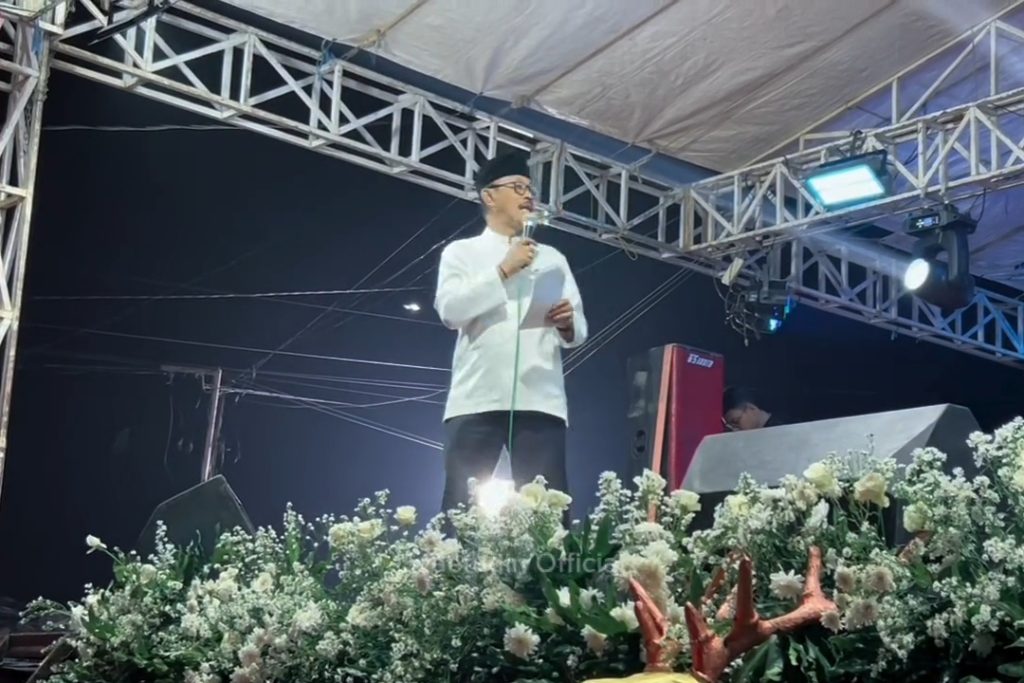 Wakil Bupati Indramayu Syaefudin berdiri di atas panggung saat menghadiri acara Halal Bihalal di Indramayu