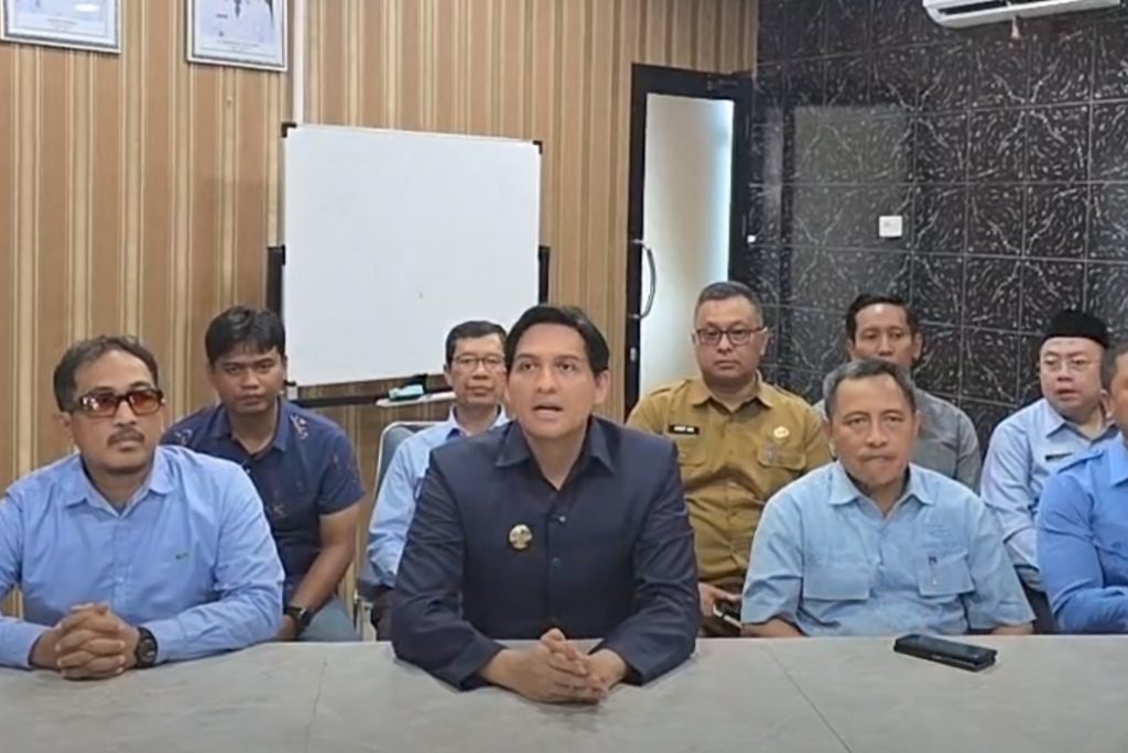 Bupati Indramayu Minta Perumdam Evaluasi Layanan Air Bersih Bupati Indramayu Lucky Hakim saat konferensi pers di Perumdam Tirta Darma Ayu membahas evaluasi pelayanan air bersih