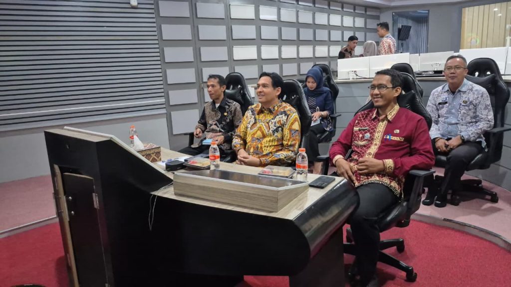 Bupati Lucky Hakim mengikuti entry meeting pemeriksaan LKPD bersama BPK RI secara daring di Indramayu Command Center