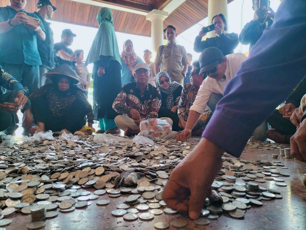 Penyerahan uang koin receh oleh KOMPI di Pendopo Indramayu sebagai ganti rugi kerusakan fasilitas umum