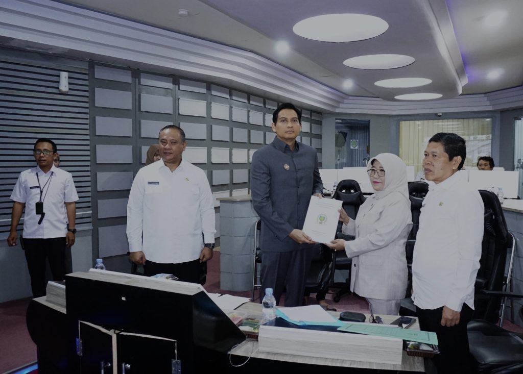 Bupati Lucky Hakim membuka Musrenbang RKPD 2027 didampingi Aep Surahman di Indramayu Command Center