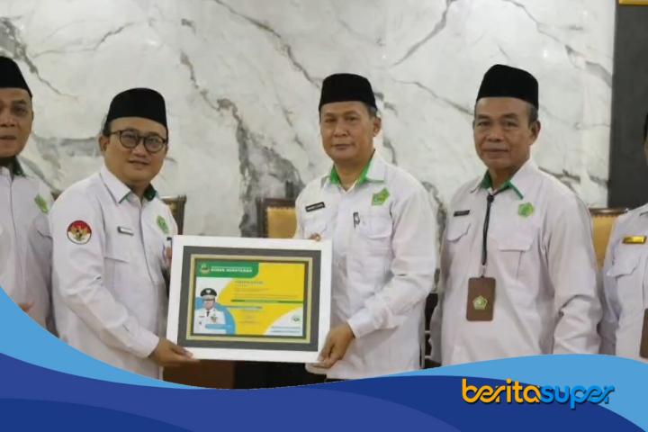 Kemenag Indramayu Borong Tiga Penghargaan, Sertifikat Wakaf Ikut Diserahkan Penyerahan penghargaan dan sertifikat wakaf kepada Kementerian Agama Kabupaten Indramayu