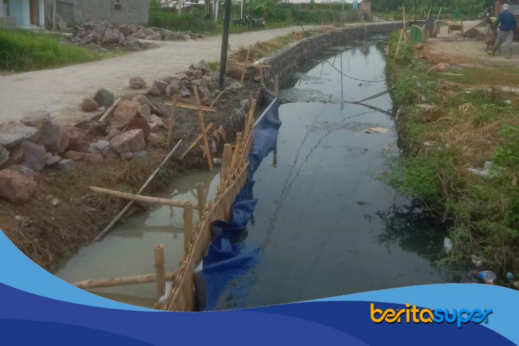 Kondisi pekerjaan proyek peningkatan jaringan irigasi permukaan di Desa Dermayu Kecamatan Sindang
