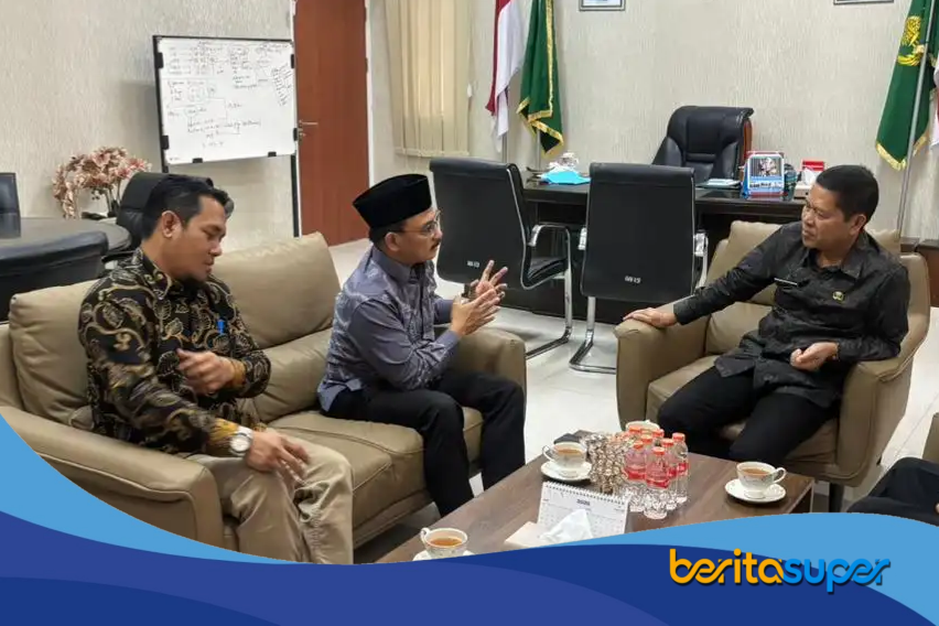 BPJPH Gandeng Pemkab Indramayu Percepat Sertifikasi UMK Deputi BPJPH Mamat Salamat Burhanudin bersama jajaran Pemerintah Kabupaten Indramayu