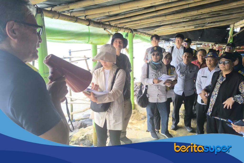 Tim Kementerian PU dan JICA meninjau kawasan pesisir Kecamatan Sukra dalam survei awal pembangunan giant sea wall di Indramayu.