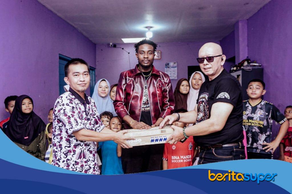 Lendenk N'D Gank Chapter Timur bersama Viking Depok dan Viking Bogor menyerahkan bantuan sosial kepada yayasan di Depok dan Bogor.
