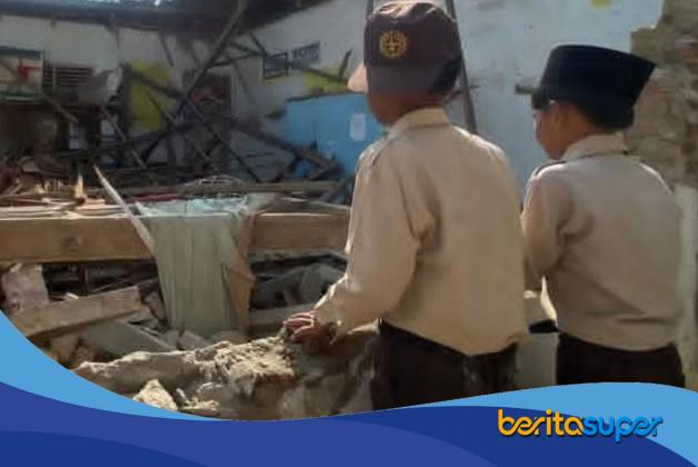 DEMA IAI PDK Siap Laporkan Disdikbud Indramayu ke Ombudsman dan APH, Soroti Proyek SDN 2 Tugu Kondisi ruang guru SDN 2 Tugu ambruk di Kecamatan Sliyeg, Kabupaten Indramayu.