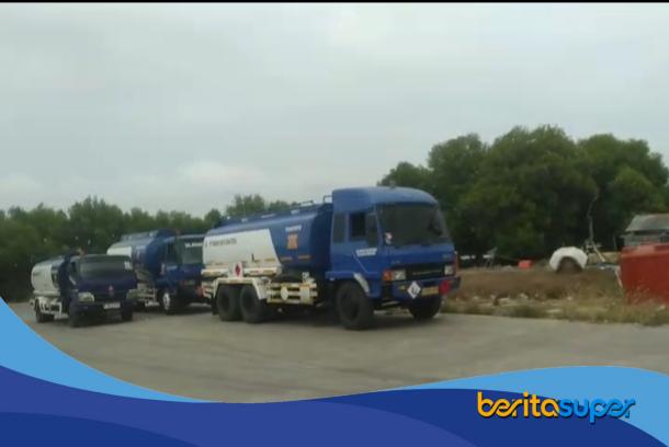Dugaan Penyalahgunaan BBM Solar di Indramayu Didesak Usut Sebuah mobil tangki milik PT PMG menyalurkan BBM jenis solar ke kapal nelayan di Pelabuhan Karangsong, Kabupaten Indramayu, Jawa Barat, Senin (3/8/2026).