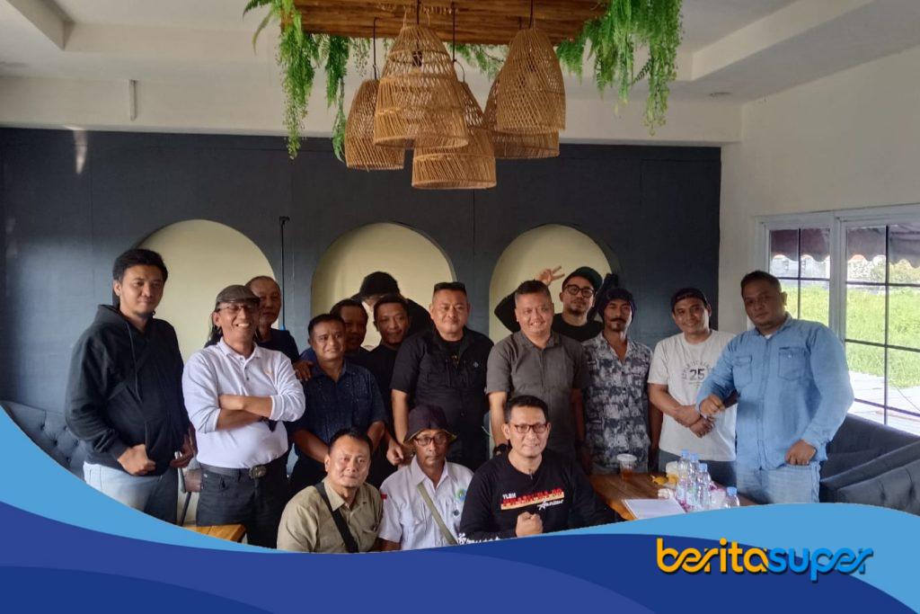 Rapat konsolidasi FKJI Indramayu bersama 14 pimpinan organisasi pers di Rumah Makan Payoe.