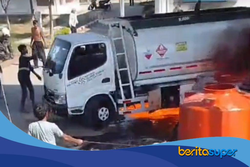 Viral Mobil Tangki Hengkang Saat Kebakaran Kapal Nelayan di Karangsong Mobil tangki BBM PT PBP Trans Group meninggalkan lokasi kebakaran kapal di Pelabuhan Karangsong.