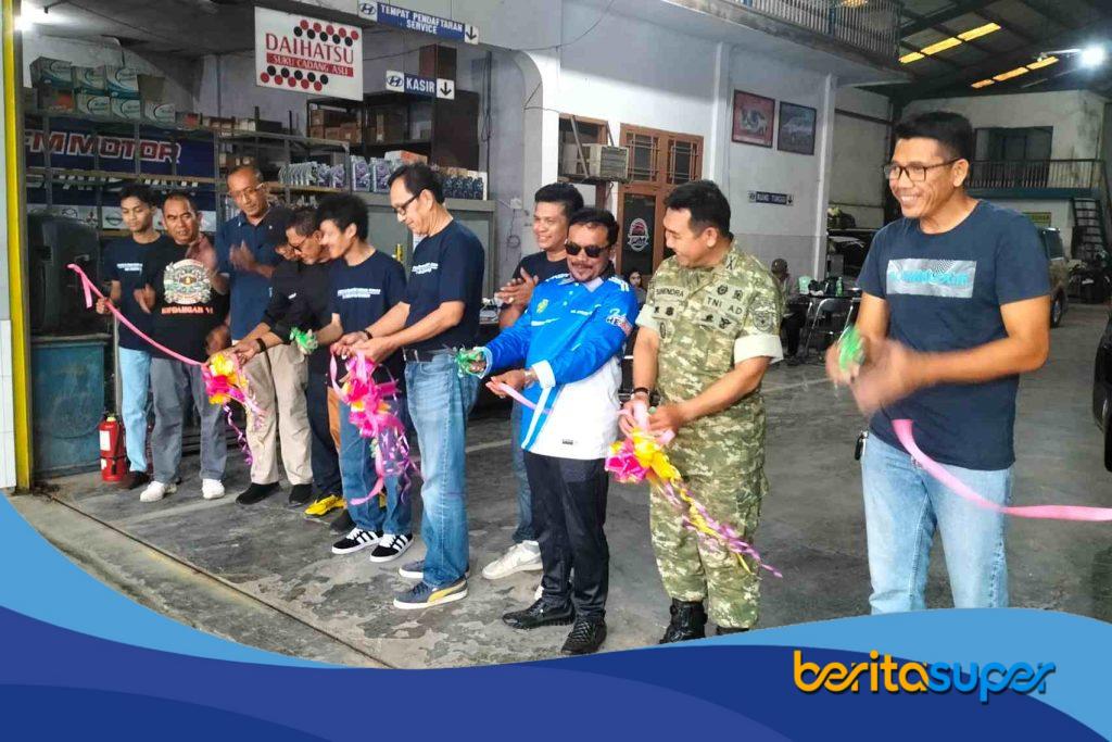 Prosesi pemotongan pita peresmian grand opening PT Fajar Motor Jatibarang Indramayu