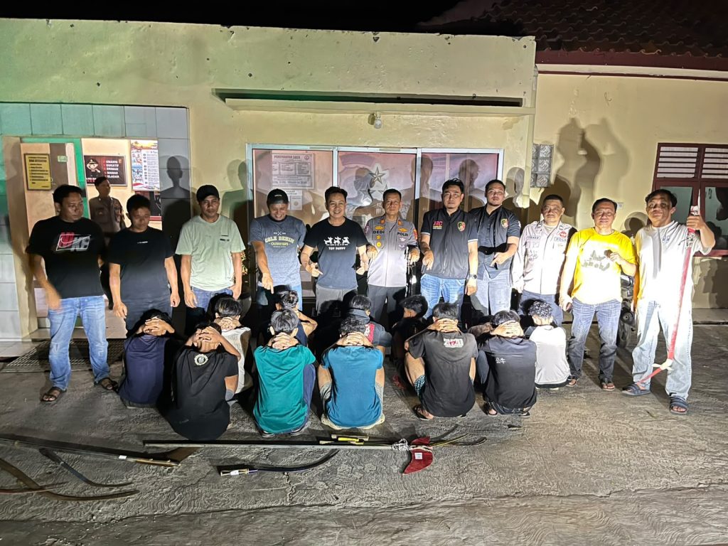 12 Remaja Diamankan Polisi, 10 Senjata Tajam Disita Usai CCTV Viral 12 Remaja Diamankan Polisi, 10 Senjata Tajam Disita Usai CCTV Viral