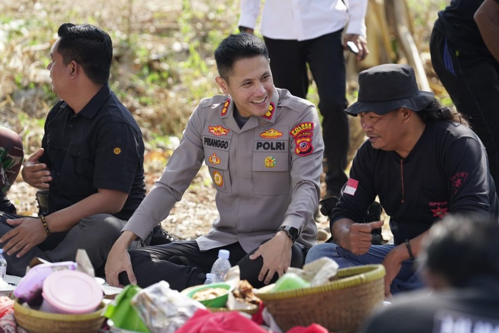 Kapolres Indramayu AKBP Prianggo mengikuti syukuran sebelum penanaman jagung di Gantar