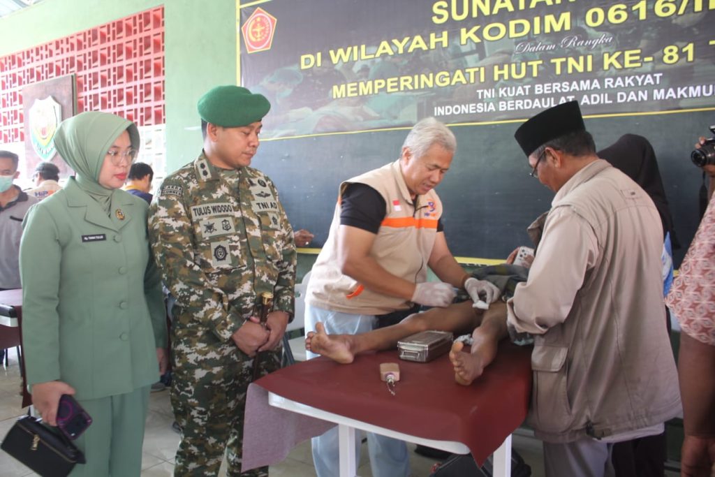Dandim 0616 Indramayu meninjau anak peserta sunatan massal Kodim Indramayu peringatan HUT TNI ke-81.