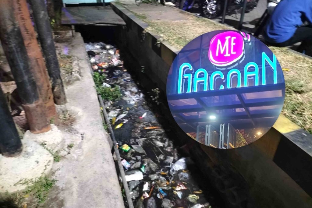 Tumpukan sampah di saluran depan Mie Gacoan Indramayu