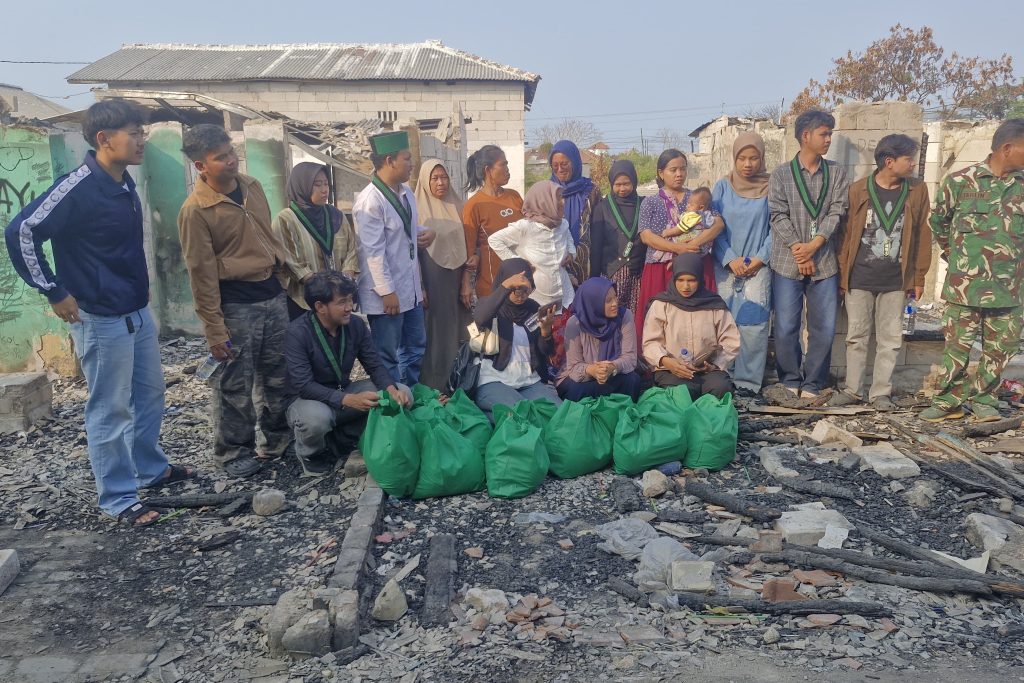 HMI Indramayu membawa bantuan untuk warga korban kebakaran Eretan Wetan