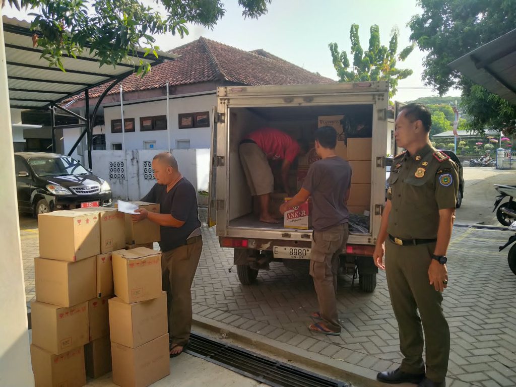 Terungkap! Siasat Pedagang Miras di Indramayu Kelabuhi Petugas Satpol PP Kepala Satpol PP Indramayu Opik Hidayat,penyitaan miras di Indramayu.