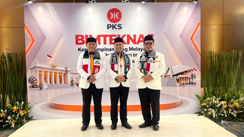 Peserta Bimteknas DPP PKS mengumpulkan donasi karhutla.